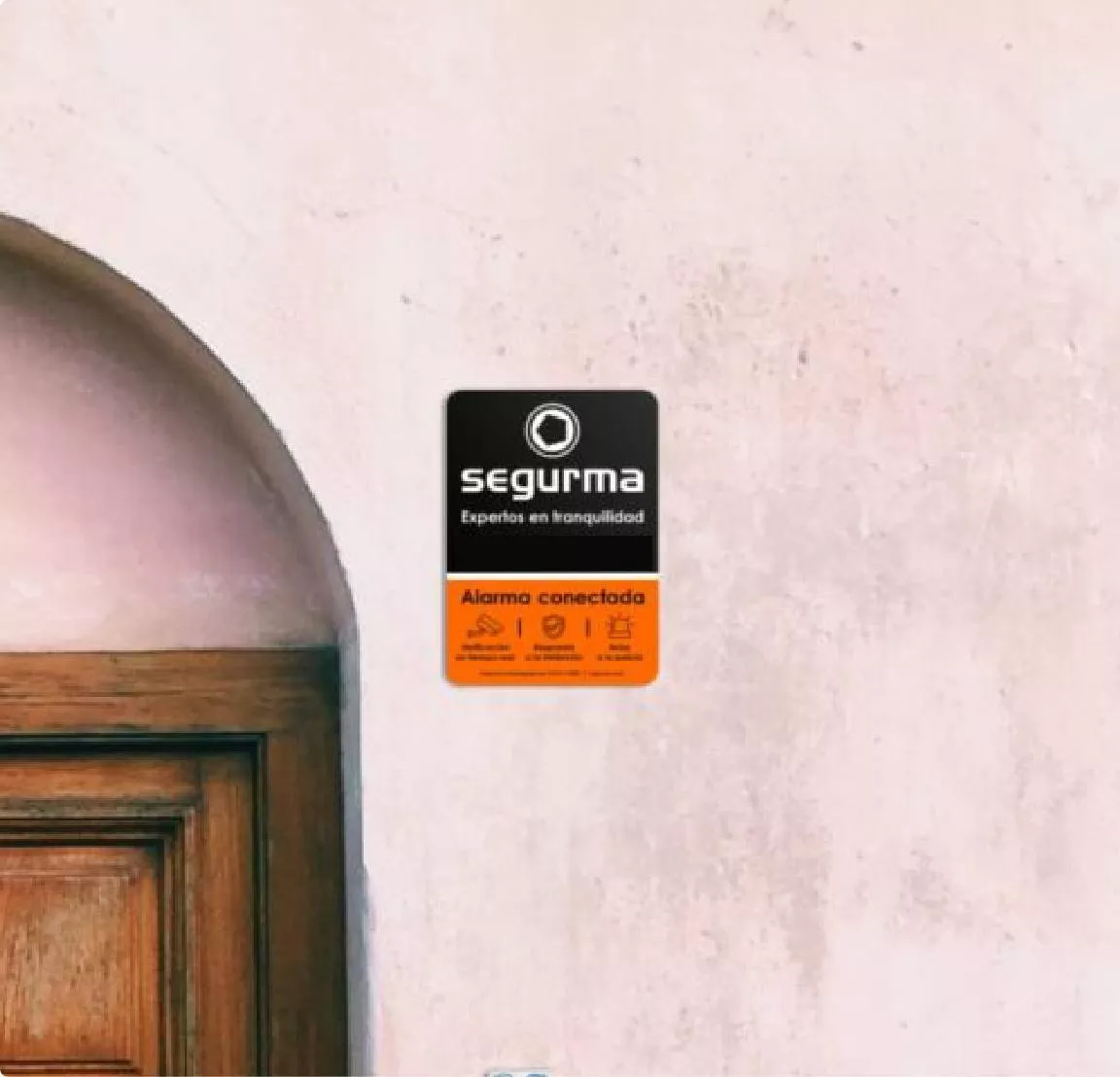 Segurma alarm panel connected on the facade of a home