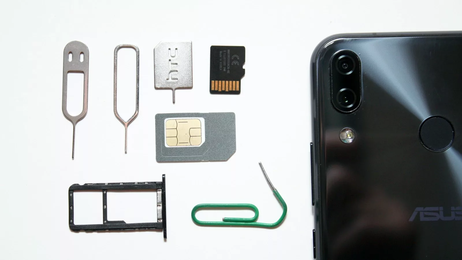 Un telèfon mòbil amb una targeta SIM acoblada